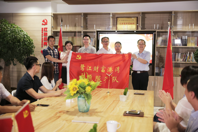 志愿服务队授旗仪式.jpg