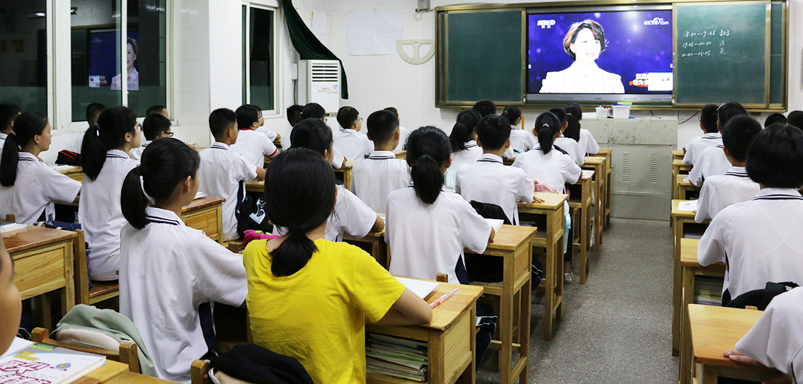 9月1日晚学生观看CCTTV1播出的《开学第一课》2.jpg